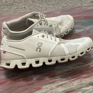 On cloud running shoes white/sand